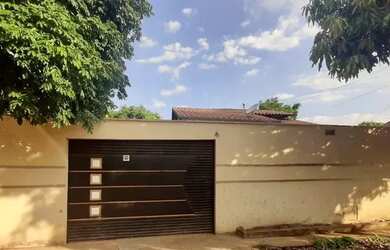 Imagem: A casa possui 3 Dormitórios, 2 Banheiros, 4 Vagas na garagem