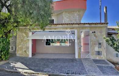 Imagem: A casa possui 3 Dormitórios, 3 Banheiros, 3 Vagas na garagem