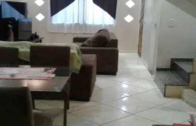 Imagem: A casa possui 3 Dormitórios, 1 Banheiro, 2 Vagas na garagem