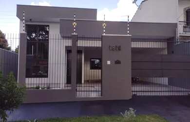 Imagem: A casa possui 3 Dormitórios, 2 Banheiros e está localizado