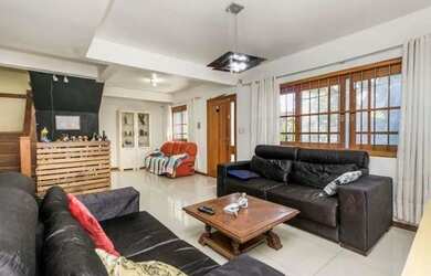 Imagem: A casa possui 3 Dormitórios, 5 Banheiros, 5 Vagas na garagem