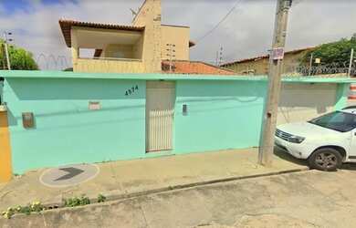 Imagem: A casa possui 4 Dormitórios, 4 Banheiros, 5 Vagas na garagem