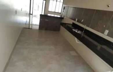 Imagem: A casa possui 3 Dormitórios, 2 Banheiros, 1 Vaga na garagem