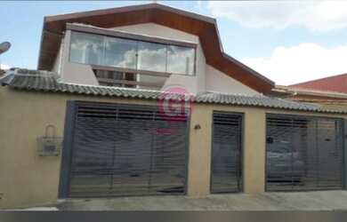 Imagem: A casa possui 4 Dormitórios, 5 Banheiros, 3 Vagas na garagem