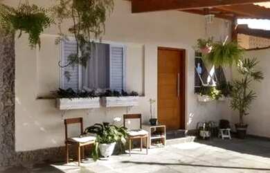 Imagem: A casa possui 2 Dormitórios, 1 Banheiro, 2 Vagas na garagem