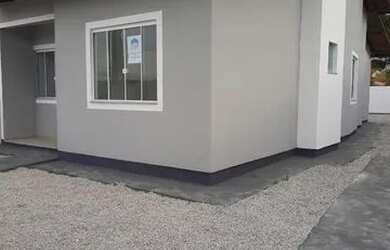 Imagem: A casa possui 3 Dormitórios, 2 Banheiros, 2 Vagas na garagem