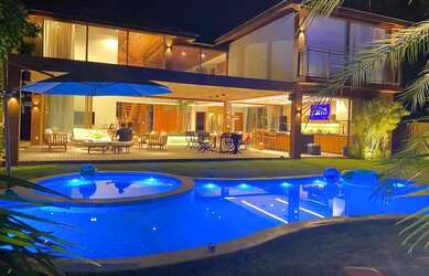 Imagem: A casa possui 4 Dormitórios, 5 Banheiros, 4 Vagas na garagem