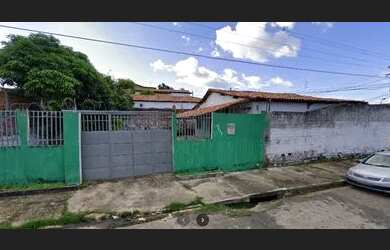 Imagem: A casa possui 3 Dormitórios, 2 Banheiros, 5 Vagas na garagem