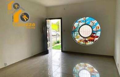 Imagem: A casa possui 3 Dormitórios, 3 Banheiros, 2 Vagas na garagem