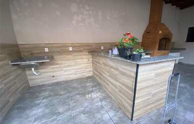 Imagem: A casa possui 2 Dormitórios, 3 Banheiros, 4 Vagas na garagem