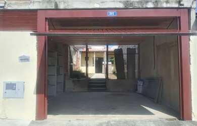 Imagem: A casa possui 1 Dormitório, 1 Banheiro, 1 Vaga na garagem