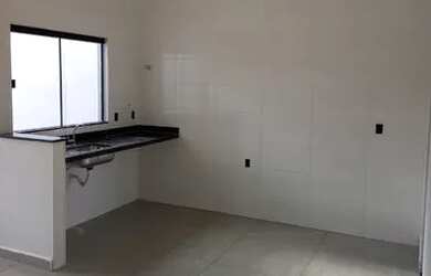 Imagem: A casa possui 2 Dormitórios, 2 Banheiros, 2 Vagas na garagem