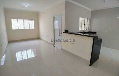 Imagem: A casa possui 2 Dormitórios, 2 Banheiros, 2 Vagas na garagem