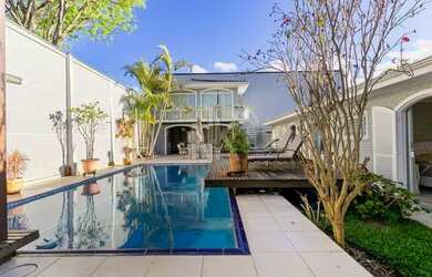 Imagem: A casa possui 4 Dormitórios, 5 Banheiros, 4 Vagas na garagem