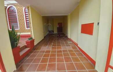 Imagem: A casa possui 3 Dormitórios, 2 Banheiros, 3 Vagas na garagem