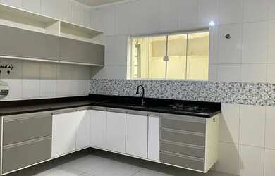 Imagem: A casa possui 2 Dormitórios, 2 Banheiros, 1 Vaga na garagem