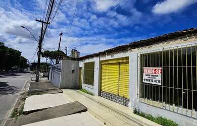 Imagem: A casa possui 4 Dormitórios, 3 Banheiros, 3 Vagas na garagem