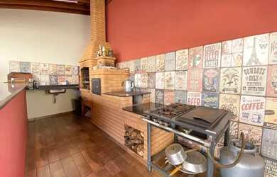 Imagem: A casa possui 3 Dormitórios, 3 Banheiros, 2 Vagas na garagem