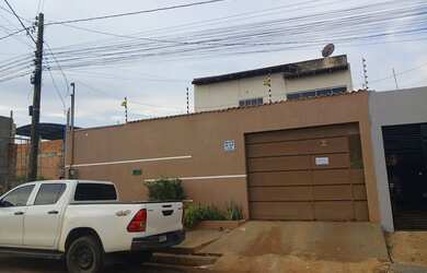 Imagem: A casa possui 4 Dormitórios, 5 Banheiros, 4 Vagas na garagem