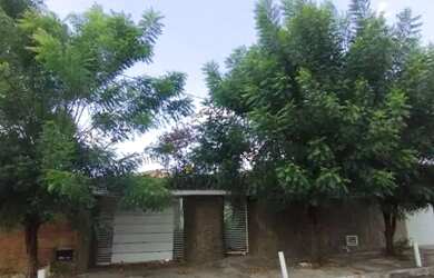 Imagem: A casa possui 3 Dormitórios, 3 Banheiros, 2 Vagas na garagem