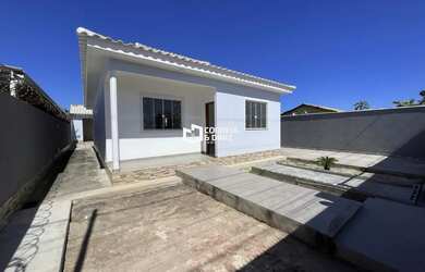 Imagem: A casa possui 2 Dormitórios, 2 Banheiros, 3 Vagas na garagem