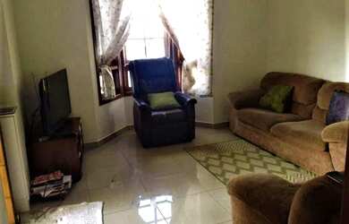 Imagem: A casa possui 3 Dormitórios, 2 Banheiros, 2 Vagas na garagem