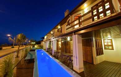 Imagem: A casa possui 5 Dormitórios, 5 Banheiros, 300m² de Área