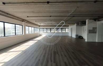 Imagem: O depósito possui 5 Vagas na garagem, 356m² de Área e está