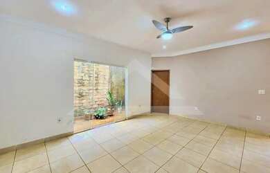 Imagem: A casa possui 2 Dormitórios, 3 Banheiros, 3 Vagas na garagem