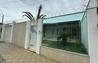 Imagem: A casa possui 3 Dormitórios, 1 Banheiro, 5 Vagas na garagem