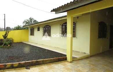 Imagem: A casa possui 3 Dormitórios, 2 Banheiros, 1 Vaga na garagem