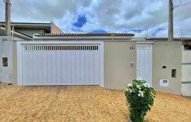 Imagem: A casa possui 3 Dormitórios, 2 Banheiros, 3 Vagas na garagem