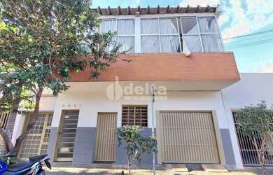 Imagem: A casa possui 3 Dormitórios, 2 Banheiros, 1 Vaga na garagem