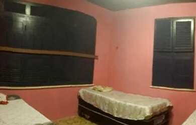 Imagem: A casa possui 3 Dormitórios, 2 Banheiros, 5 Vagas na garagem