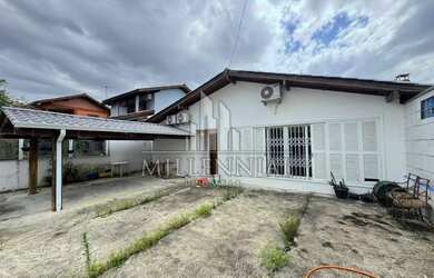 Imagem: A casa possui 4 Dormitórios, 3 Banheiros, 3 Vagas na garagem