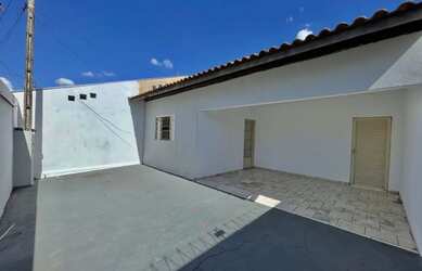 Imagem: A casa possui 3 Dormitórios, 1 Banheiro e 1 Vaga na garagem