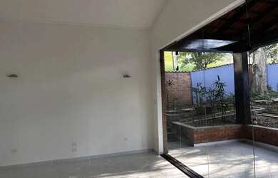 Imagem: A casa possui 5 Dormitórios, 2 Banheiros, 4 Vagas na garagem