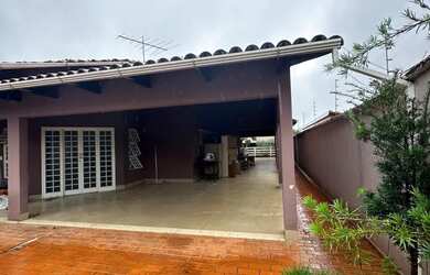 Imagem: A casa possui 5 Dormitórios, 4 Banheiros, 4 Vagas na garagem