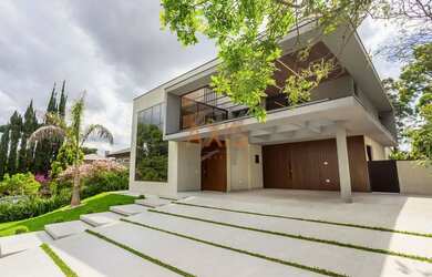 Imagem: A casa em condomínio possui 4 Dormitórios, 5 Banheiros, 5