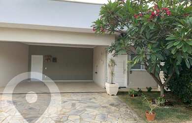 Imagem: A casa possui 4 Dormitórios, 4 Banheiros, 4 Vagas na garagem