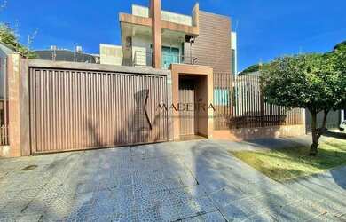 Imagem: A casa possui 4 Dormitórios, 4 Banheiros, 2 Vagas na garagem