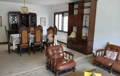 Imagem: A casa possui 3 Dormitórios, 2 Banheiros, 3 Vagas na garagem