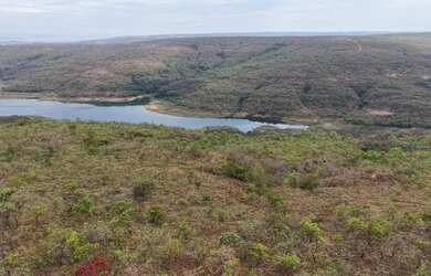 Imagem: O terreno possui 30.000m² de Área e está localizado em Três
