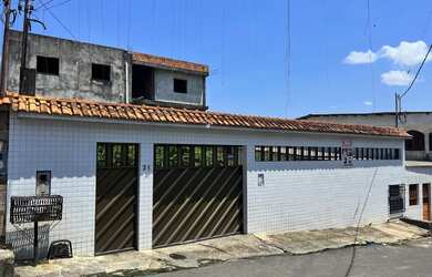 Imagem: A casa possui 5 Dormitórios, 5 Banheiros, 5 Vagas na garagem