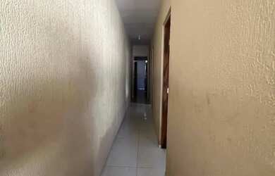 Imagem: A casa possui 3 Dormitórios, 2 Banheiros, 2 Vagas na garagem