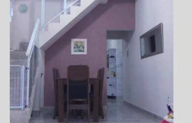 Imagem: A casa possui 2 Dormitórios, 1 Banheiro, 2 Vagas na garagem