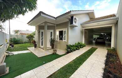 Imagem: A casa possui 4 Dormitórios, 3 Banheiros, 3 Vagas na garagem