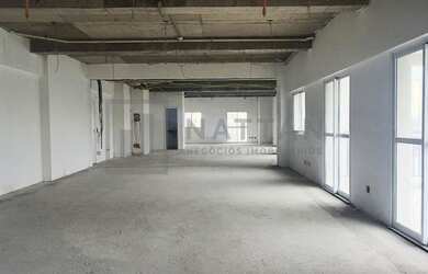 Imagem: O depósito à venda possui 3 Vagas na garagem e 120m² de Área