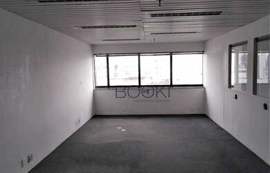 Imagem: O depósito possui 2 Vagas na garagem, 81m² de Área e está