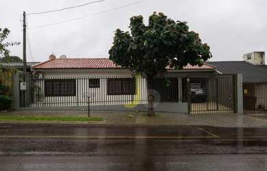 Imagem: A casa possui 3 Dormitórios, 2 Banheiros, 2 Vagas na garagem